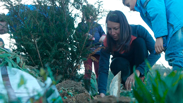 Floriane plantando un texu