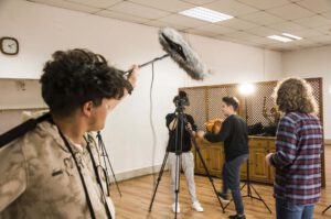 Chicos grabando en los talleres de YoArte