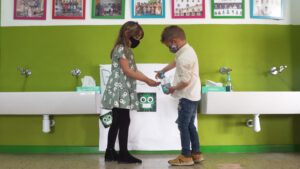 Niños lavándose las manos